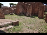 03093 ostia - regio i - insula ii - caseggiato del pantomimo apolausto and caseggiato del balcone ligneo (i,ii,2.6) - raum 27 (innenhof) - bli ri suedwesten - 09-2022.jpg